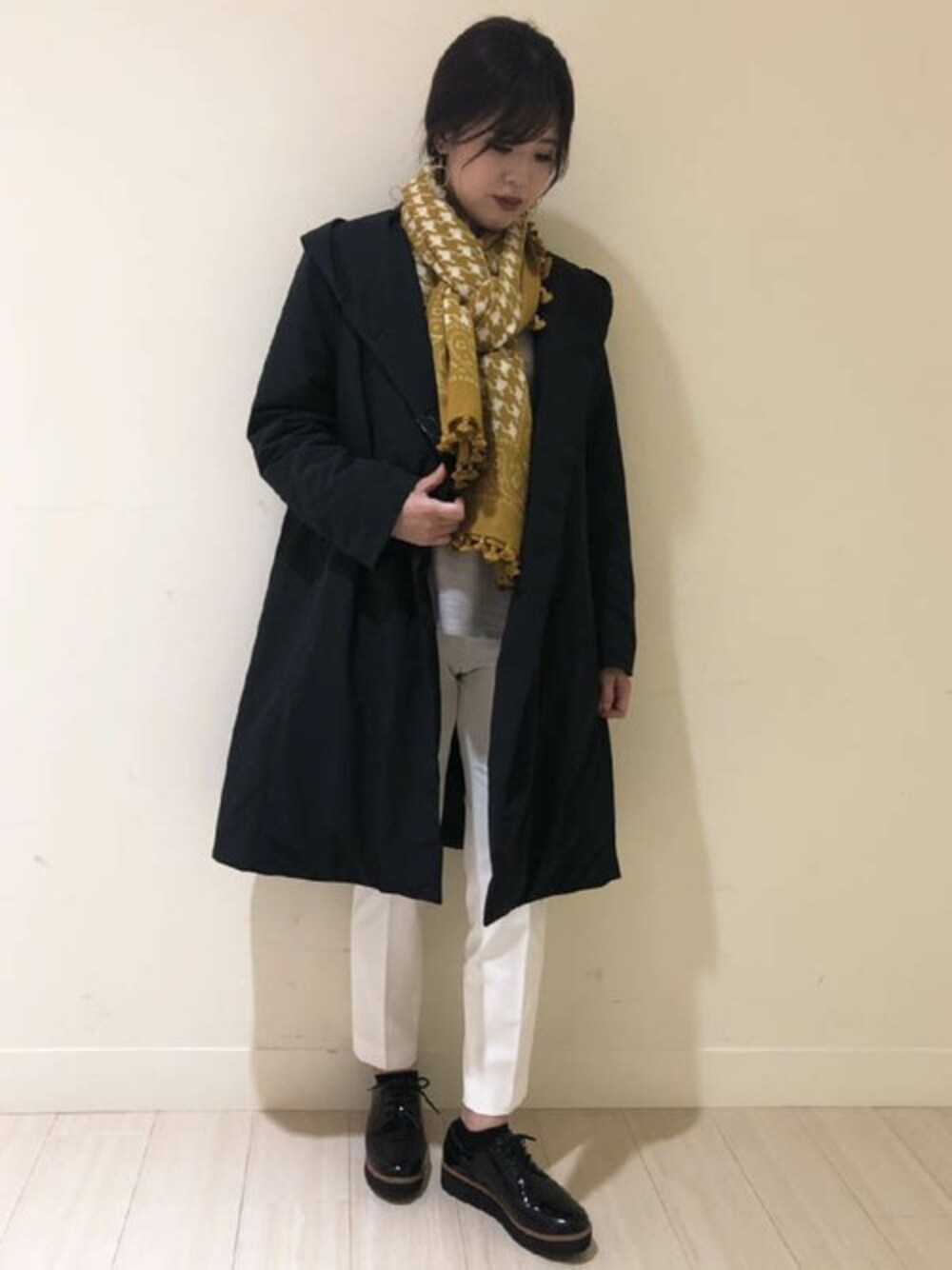 「テーパードパンツ、ニット、ストール、大人コーデ、通勤コーデ、フーデッドコート、la.f...、ラエフ、ラエフ定番アイテム【極】シリーズ、シンダウン」｜「la.f…の《WEB限定先行受注キャンペーン対象商品》《ラエフ定番アイテム【極】シリーズ》THINDOWN ～シンダウン～ フーデッドコート（ダウンジャケット/コート、ブラック系）」を使った、LAUTREAMONT CO. ONLINE SHOP ZOZOTOWNさん（レディース・160cm）の秋コーディネートの1枚目の写真
