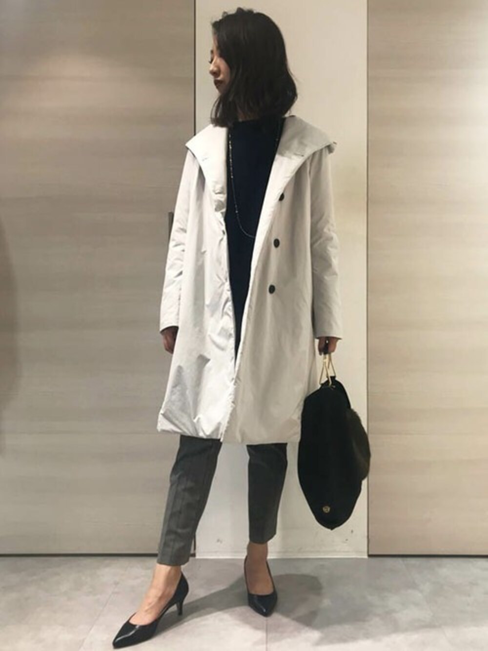 「テーパードパンツ、ネックレス、大人コーデ、通勤コーデ、おしゃれさんと繋がりたい、フーデッドコート、la.f...、オトナ女子、ラエフ、ラエフ定番アイテム【極】シリーズ」｜「la.f…の《WEB限定先行受注キャンペーン対象商品》《ラエフ定番アイテム【極】シリーズ》THINDOWN ～シンダウン～ フーデッドコート（ダウンジャケット/コート、グレー系）」を使った、LAUTREAMONT CO. ONLINE SHOP ZOZOTOWNさん（レディース・166cm）の秋コーディネートの1枚目の写真