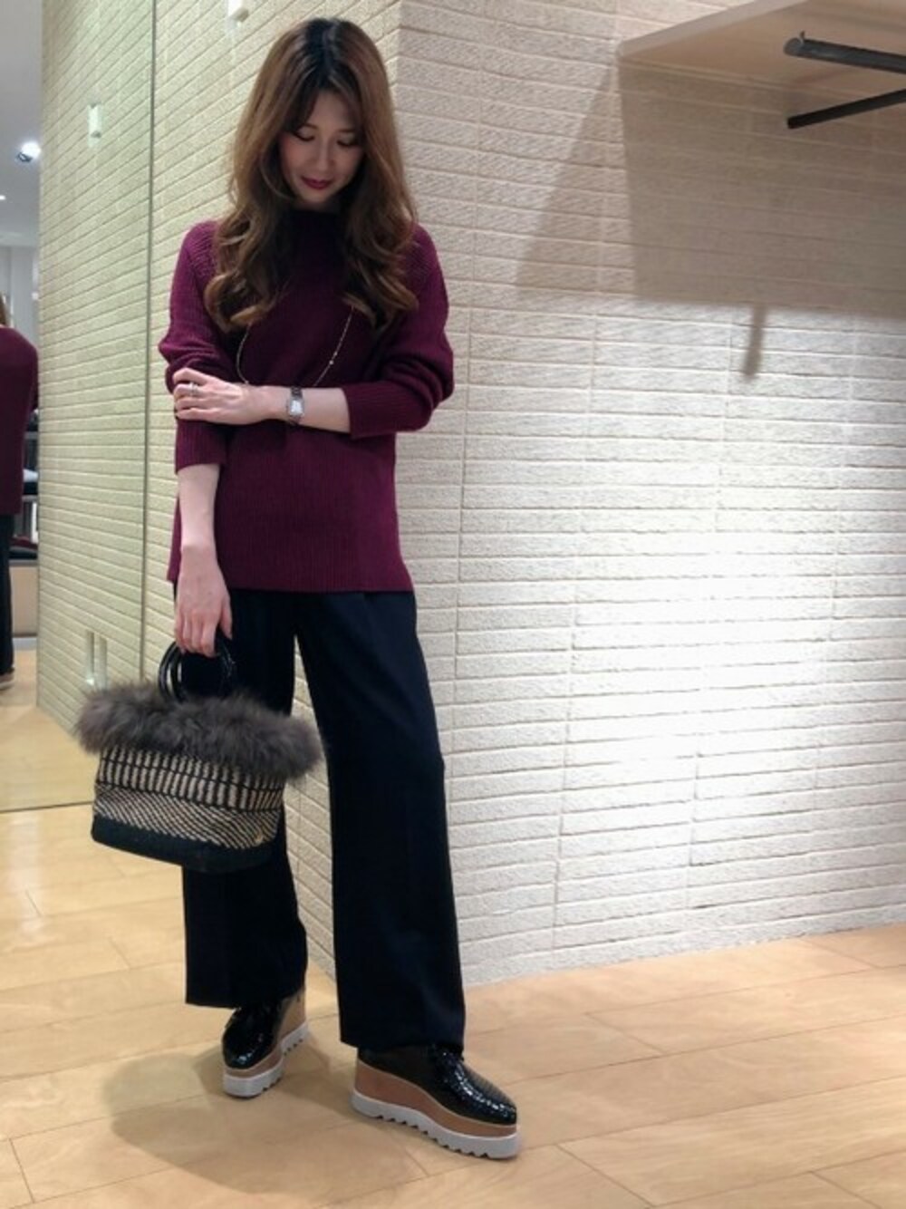 「ワイドパンツ、大人コーデ、ファーバッグ、パンツスタイル、大人女子、ファー小物、通勤コーデ、la.f...、ラエフ、ラエフ定番アイテム【極】シリーズ」｜「la.f…の《ラエフ定番アイテム【極】シリーズ》KARLKARLプルオーバー（ニット/セーター、パープル系）」を使った、LAUTREAMONT CO. ONLINE SHOP ZOZOTOWNさん（レディース・165cm）の秋コーディネートの1枚目の写真