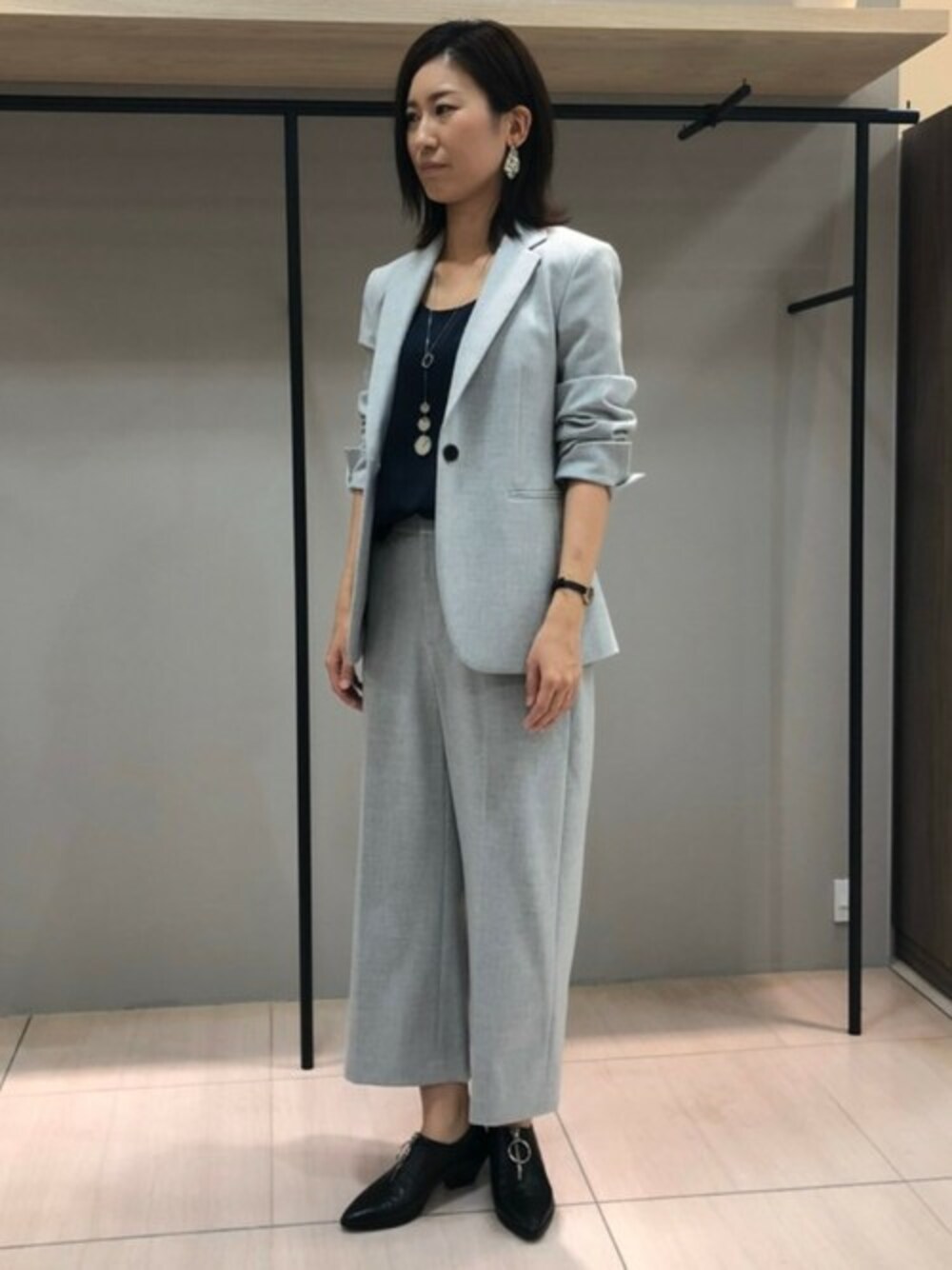 「カットソー、セットアップ、グレー、ガウチョパンツ、オフィススタイル、おしゃれさんと繋がりたい、la.f...、オトナ女子、ラエフ、ラエフ定番アイテム【極】シリーズ」｜「la.f…の《ラエフ定番アイテム【極】シリーズ》《セットアップ対応》ピクシエスタテーラードジャケット（その他アウター、グレー系）」を使った、LAUTREAMONT CO. ONLINE SHOP ZOZOTOWNさん（レディース・161cm）の秋コーディネートの1枚目の写真