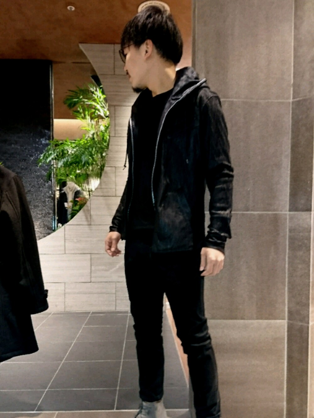 ブラック系のパーカーを着用したメンズの冬コーディネートの1枚目の写真