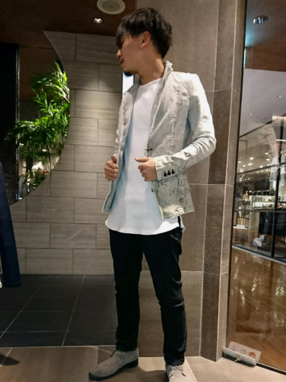 グレー系のデニムジャケットを着用したメンズの冬コーディネートの1枚目の写真