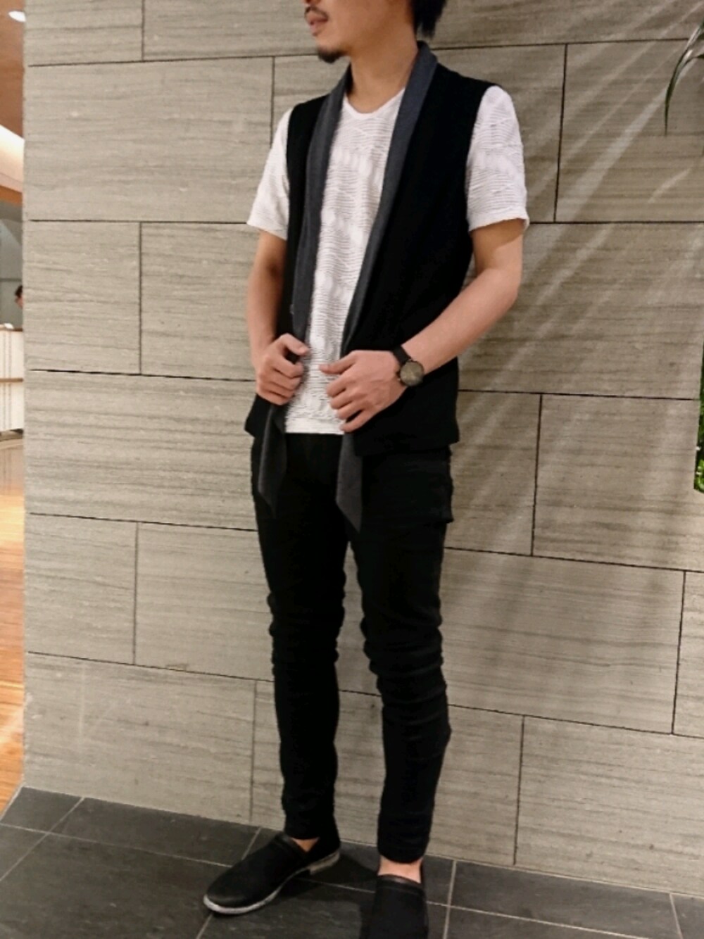 ブラック系のベスト、ホワイト系のTシャツ/カットソー、ブラック系のデニムパンツを着用したメンズの夏コーディネートの1枚目の写真