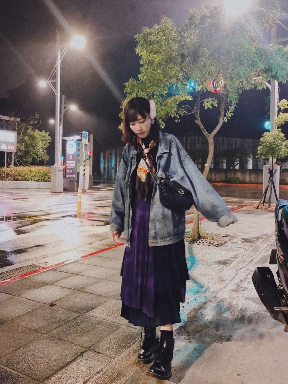 ブルー系のバッグ、ブラック系のブーツ、ベージュ系のファッション雑貨を着用したレディースの秋コーディネートの1枚目の写真