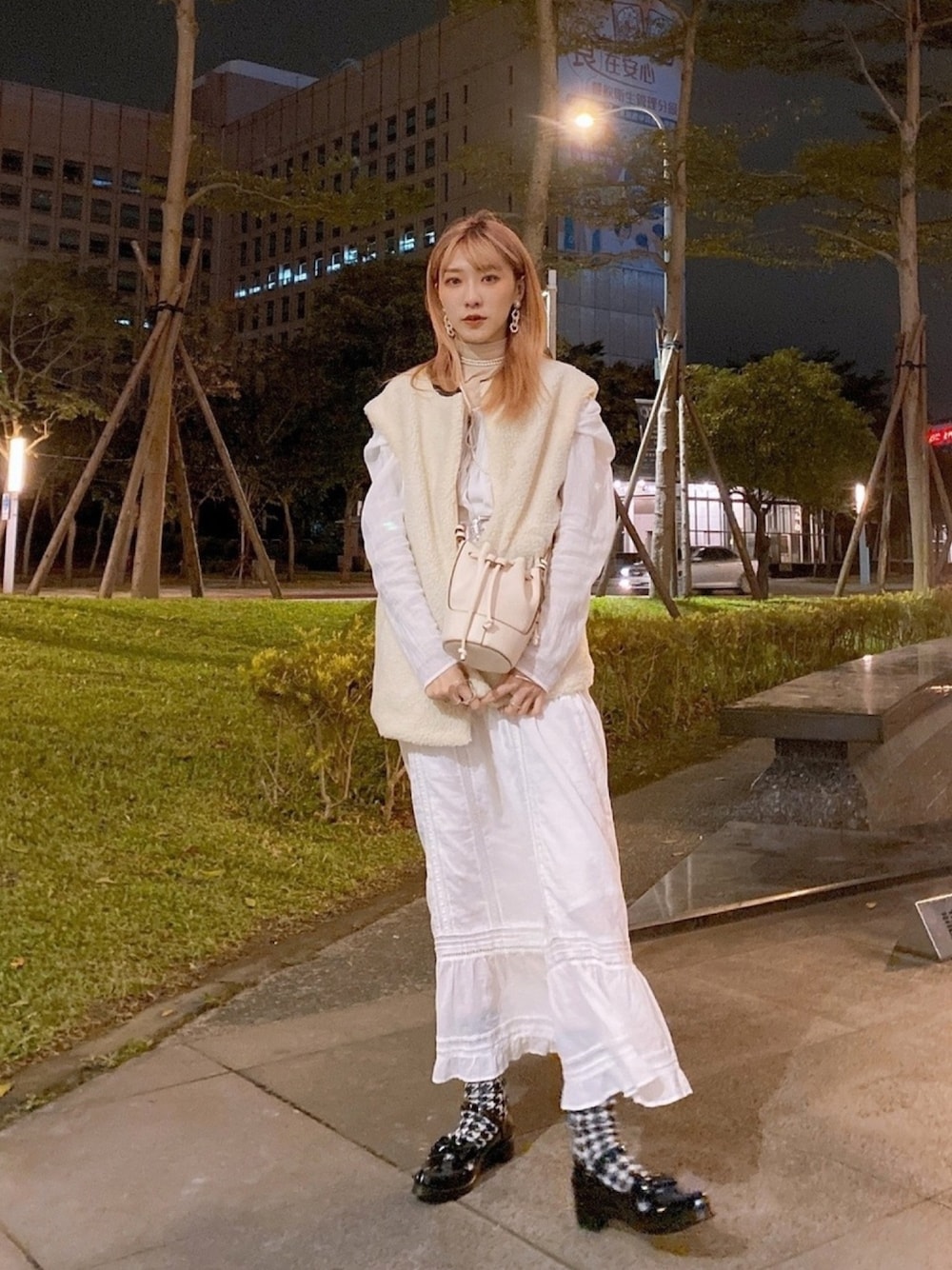 「Tokyo bopper、Kastane、BEAMS BOY、Alia、ootd、ootdtw、冬コーデ、冬、kastane_ootd、ALLWHITE」｜「Aliaのアイテム（バッグ、ベージュ系）」を使った、Shih シイ🐰さん（レディース・164cm）の秋コーディネートの1枚目の写真