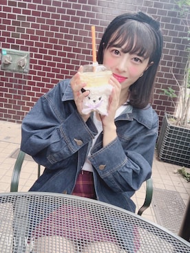 「カフェ」｜「アイテム（デニムジャケット）」を使った、さくらこさん（レディース・160cm）の秋コーディネート