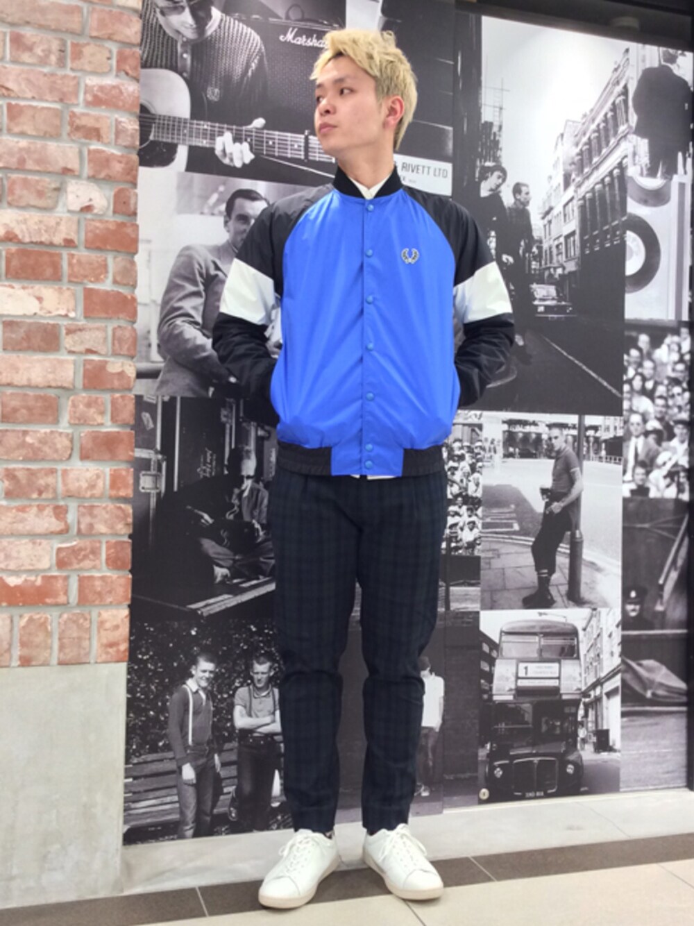 ブラック系のナイロンジャケット、ブルー系のその他パンツ、ホワイト系のスニーカーを着用したメンズの春コーディネートの1枚目の写真