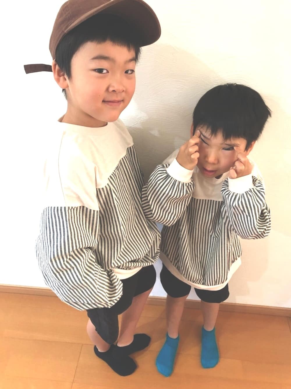 「pairmanonのユニセックス ストライプ 布帛 シャツ 切り替え 長袖 Tシャツ ロンT（Tシャツ/カットソー、ホワイト系）」を使った、you.さん（キッズ・123cm）の秋コーディネートの1枚目の写真
