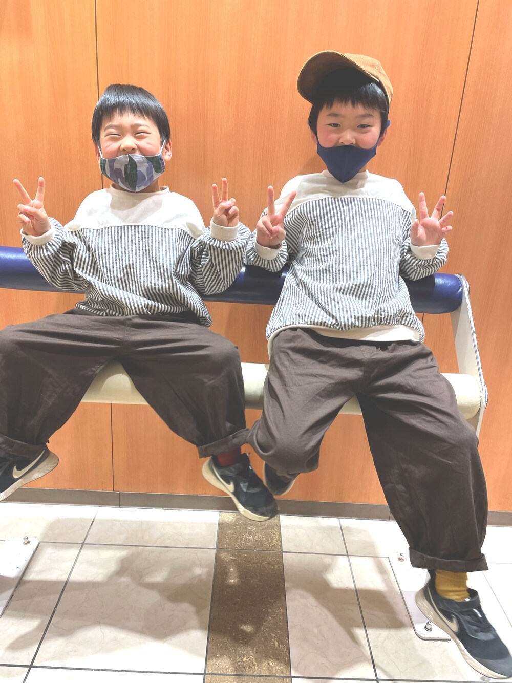 「pairmanonのユニセックス ストライプ 布帛 シャツ 切り替え 長袖 Tシャツ ロンT（Tシャツ/カットソー、ホワイト系）」を使った、you.さん（キッズ・123cm）の冬コーディネートの1枚目の写真