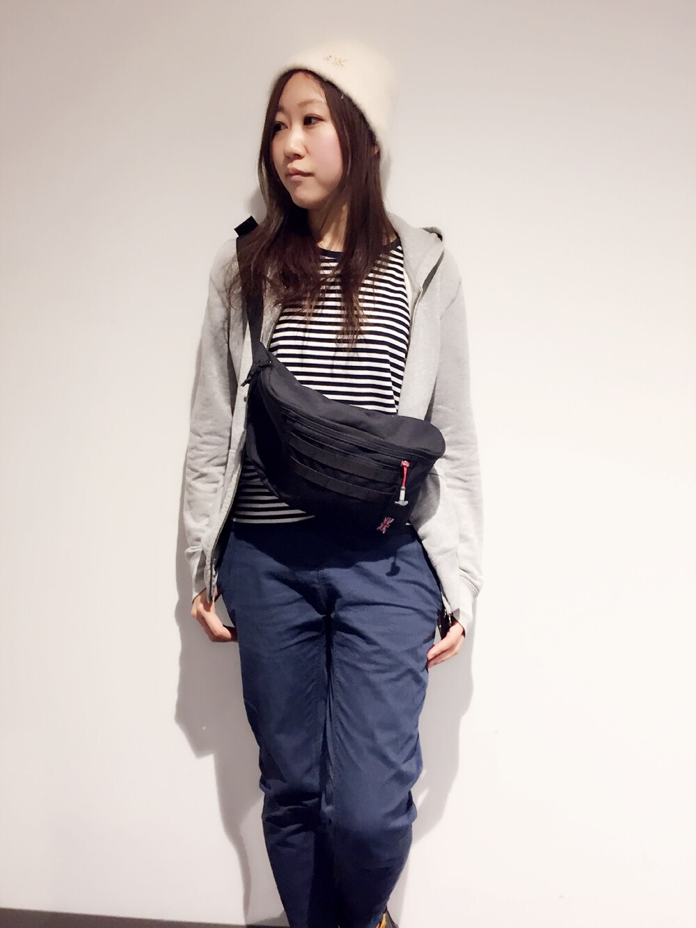 ブラック系のボディバッグ/ウエストポーチ、ブルー系のパンツ、ブルー系のTシャツ/カットソーを着用したレディースの冬コーディネートの1枚目の写真