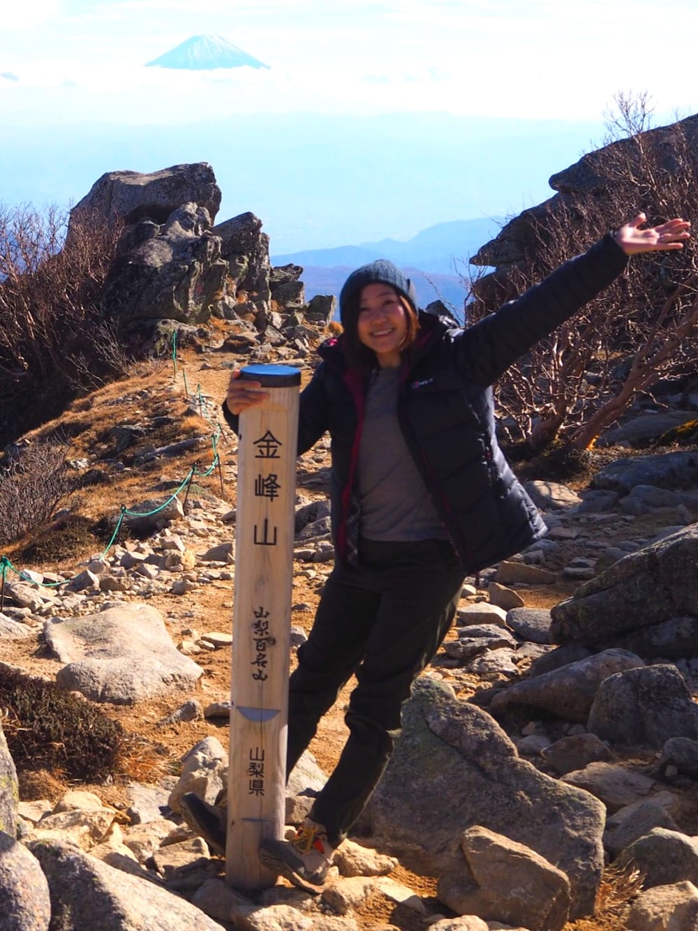 ブラック系のダウンジャケット/コート、グレー系のTシャツ/カットソー、グレー系のその他シューズを着用したレディースの冬コーディネートの1枚目の写真