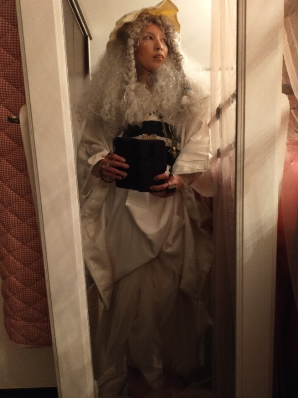 ベージュ系のシャツ/ブラウス、ベージュ系のスカート、ベージュ系の帽子を着用したレディースの春コーディネートの1枚目の写真