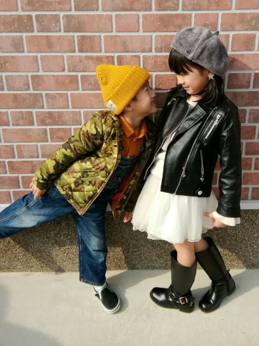 「キッズファッション、男の子コーデ、おしゃれさんと繋がりたい、カップル、姉弟、スカート、オールインワン、ベレー帽、ニット帽、迷彩」｜「petit mainのチュールレーススカート（スカート、ホワイト系）」を使った、Lilyさん（キッズ・121cm）の冬コーディネートの1枚目の写真