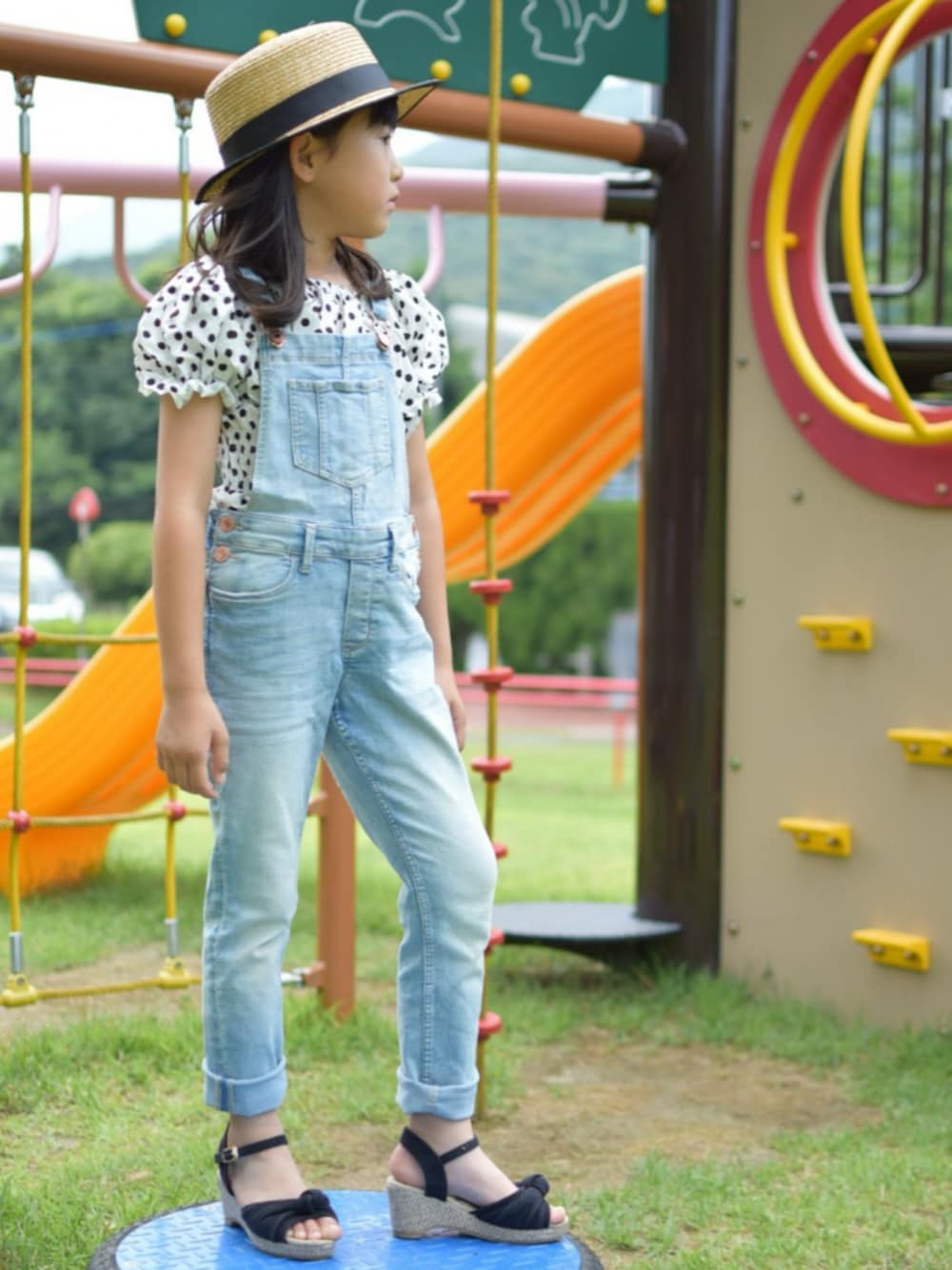 「夏、女の子、韓国子供服、サロペット、水玉、ぺプラムトップス、カンカン帽、サンダル、きれいめカジュアル、夏コーデ」｜「Lilyのアイテム（Tシャツ/カットソー、ホワイト系）」を使った、Lilyさん（キッズ・123cm）の夏コーディネートの1枚目の写真