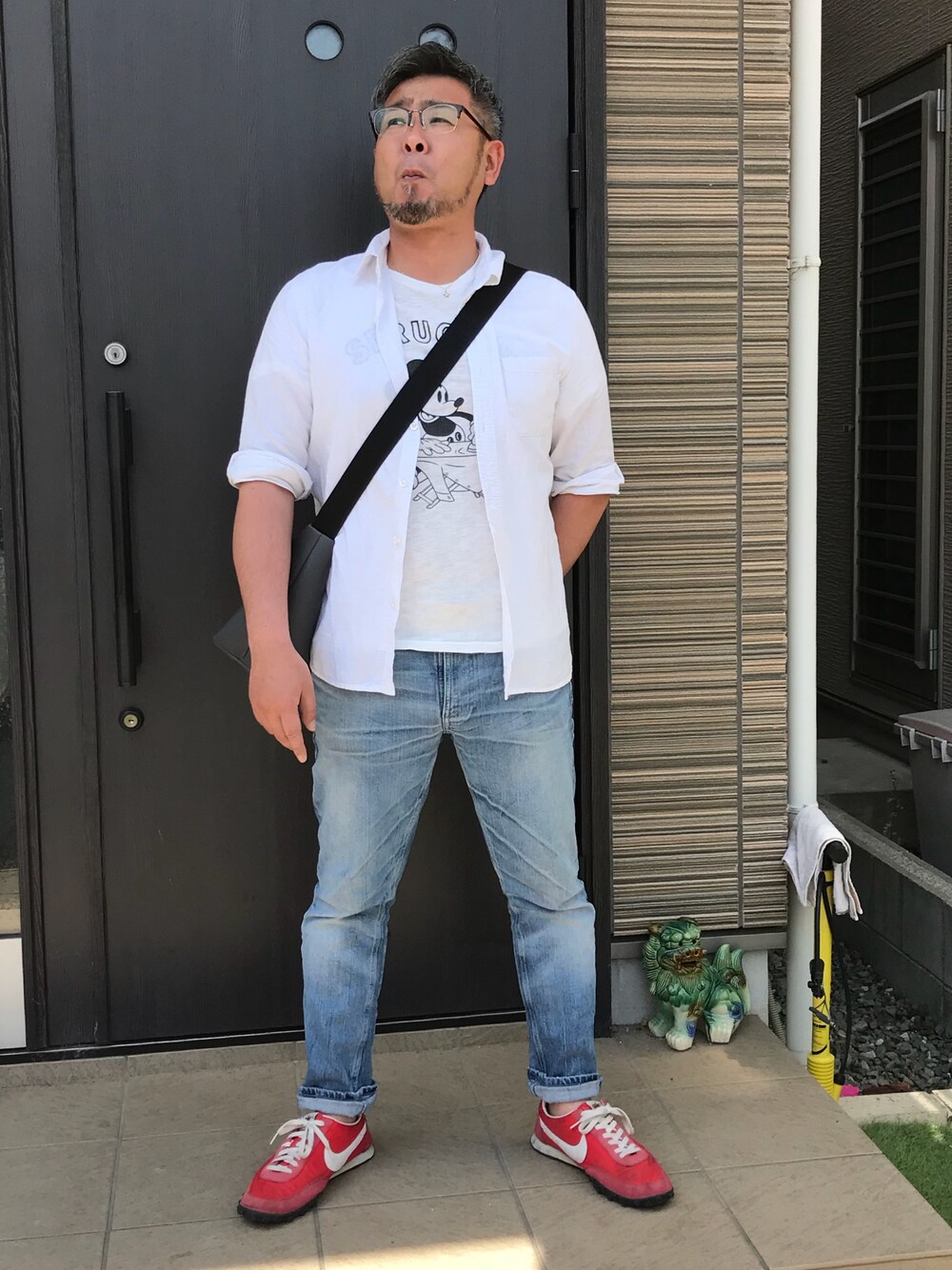 「シンプル、シャツ、春、デニムパンツ」｜「Nudie Jeansのアイテム（デニムパンツ、ブルー系）」を使った、HARDYさん（メンズ・168cm）の春コーディネートの1枚目の写真