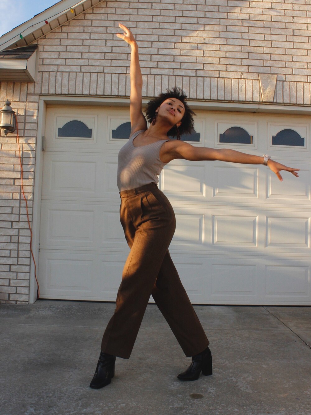 「classic、mixedgirl、business casual、oklahoma、curlyhair、warmweather、BROWN」｜「VINTAGEのアイテム（スラックス、ブラウン系）」を使った、nranceさん（レディース・173cm）の冬コーディネートの1枚目の写真
