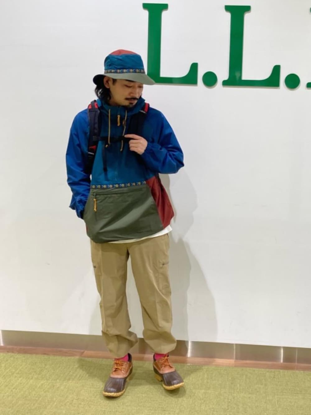 「アウトドア、ビーンブーツ、アノラック、バケットハット、エルエルビーン、llbean、llbeanjapan、BeanOutsider、llbeanstyling」｜「L.L.Beanのエル・エル・ビーン・ブーツ、ガムシューズ（ブーツ、ブラウン系）」を使った、unさん（メンズ・174cm）の春コーディネートの1枚目の写真