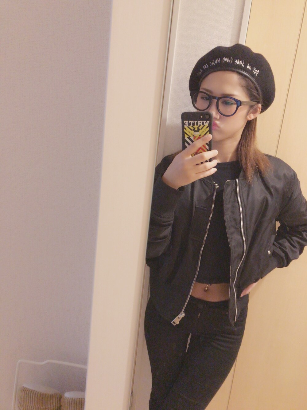 ブラック系のミリタリージャケット、ブラック系のTシャツ/カットソー、ブラック系のデニムパンツを着用したレディースの冬コーディネートの1枚目の写真