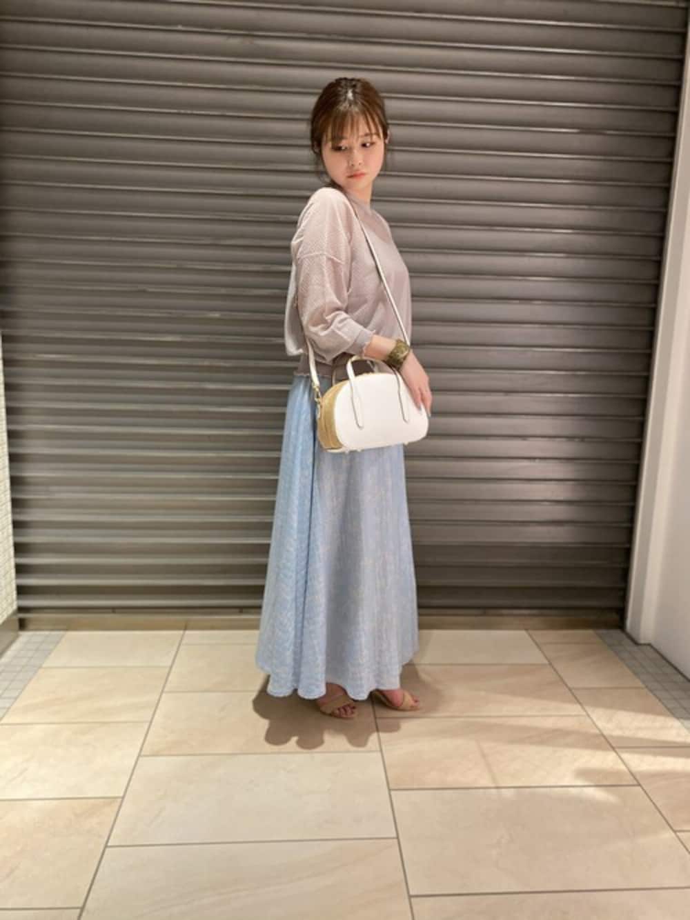 「大人カジュアル、マキシスカート、休日スタイル、サンダル、デートコーデ、もてコーデ、オトナカジュアル、サンダルコーデ、シアーニット、フラワーマキシ」｜「NANO universeのラーベン編みシアーニットキャミセット（ニット/セーター、グレー系）」を使った、nano・universe ルミネ有楽町 Womensさん（レディース・158cm）の夏コーディネートの1枚目の写真