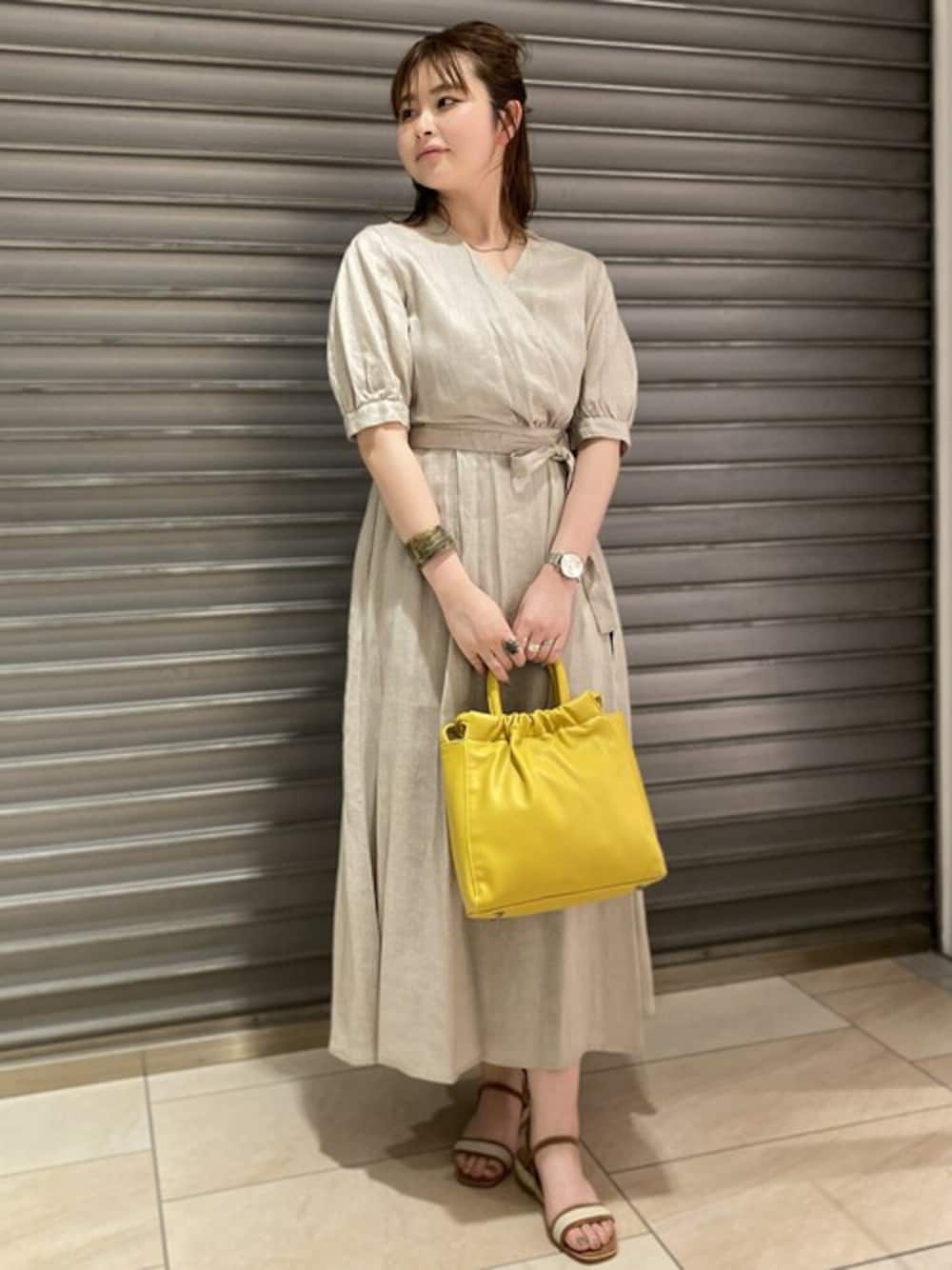 「ワンピース、大人カジュアル、羽織り、リネンワンピース、オトナカジュアル、カシュクールワンピース、スクエアバッグ、イエローバッグ、ワンピースコーデ、PELLICO SUNNY」｜「NANO universeのリネンカシュクールワンピース（ワンピース、グレー系）」を使った、nano・universe ルミネ有楽町 Womensさん（レディース・161cm）の夏コーディネートの1枚目の写真