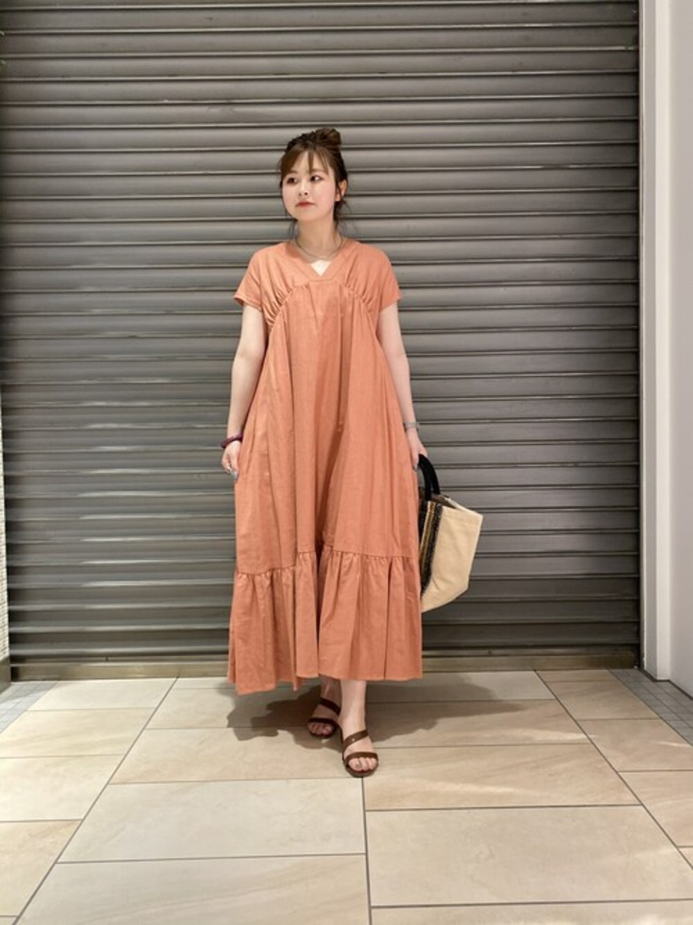「ワンピース、バッグ、ナノユニバース、きれいめカジュアル、春夏コーデ、夏コーデ、カジュアルコーデ、Aラインワンピース、吉川ひなの、有楽町ルミネ」｜「Lilas Campbellの【Lilas Campbell× nano・universe by Nagisa Nagaya】別注 JUTESTRIPE BAG（トートバッグ、ブラック系）」を使った、nano・universe ルミネ有楽町 Womensさん（レディース・158cm）の夏コーディネートの1枚目の写真