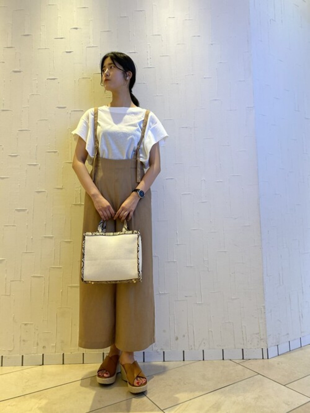 「サロペット、大人カジュアル、ワイドパンツ、有楽町、パイソン柄、ナノユニバース、ルミネ、フレアスリーブ、スクエアバッグ、有楽町ルミネ」｜「NANO universeのフレアスリーブトップス（Tシャツ/カットソー、ホワイト系）」を使った、nano・universe ルミネ有楽町 Womensさん（レディース・170cm）の夏コーディネートの1枚目の写真