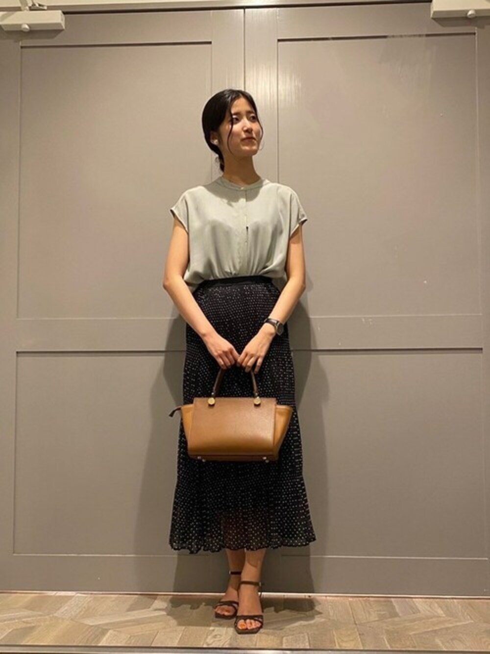 「ブラウス、バッグ、マキシスカート、有楽町、ドット柄、タックイン、ナノユニバース、お仕事コーデ、プライベート、有楽町ルミネ」｜「NANO universeのバックツイストノースリーブブラウス（シャツ/ブラウス、グリーン系）」を使った、nano・universe ルミネ有楽町 Womensさん（レディース・170cm）の夏コーディネートの1枚目の写真