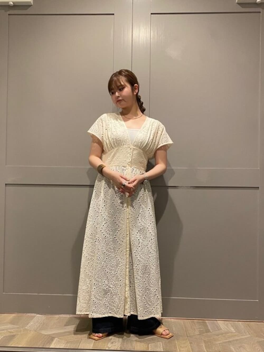 「夏、レイヤードスタイル、マキシワンピース、有楽町、サンダル、ナノユニバース、ワンピース×デニム、ルミネ、スクエアトゥ、有楽町ルミネ」｜「NANO universeのスクエアトゥフラットサンダル（サンダル、ベージュ系）」を使った、nano・universe ルミネ有楽町 Womensさん（レディース・158cm）の夏コーディネートの1枚目の写真
