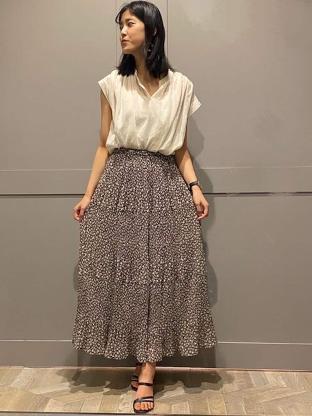 「有楽町、柄スカート、ナノユニバース、夏コーデ、シフォンブラウス、もてコーデ、ルミネ、ナノユニバース(nano･universe)、ブラウス×スカート、有楽町ルミネ」｜「NANO universeのコットンシフォンブラウス（シャツ/ブラウス、ベージュ系）」を使った、nano・universe ルミネ有楽町 Womensさん（レディース・170cm）の夏コーディネートの1枚目の写真