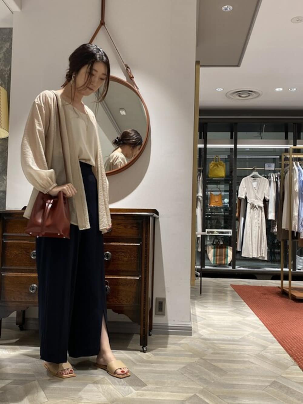 「バッグ、オーバーサイズ、キレイめ、大人コーデ、ナノユニバース、シアーカーディガン、yahki、キャミセット、スクエアサンダル、センタースリットパンツ」｜「YAHKIのYAHKI/ドロストバッグ（ショルダーバッグ、ブラウン系）」を使った、nano・universe ルミネ有楽町 Womensさん（レディース・170cm）の夏コーディネートの1枚目の写真
