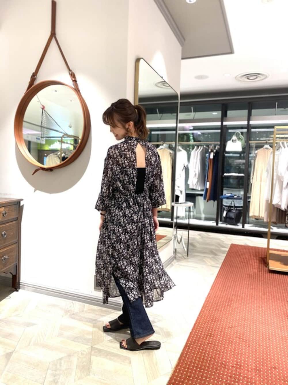 「ワンピース、レイヤードスタイル、デニムパンツ、フラワープリント、ナノユニバース、nano・universe、パンツスタイル、フラットサンダル、秋コーデ、バックデザイン」｜「NANO universeのバックデザインフラワーワンピース（ワンピース、ブラック系）」を使った、nano・universe ルミネ有楽町 Womensさん（レディース・160cm）の夏コーディネートの1枚目の写真
