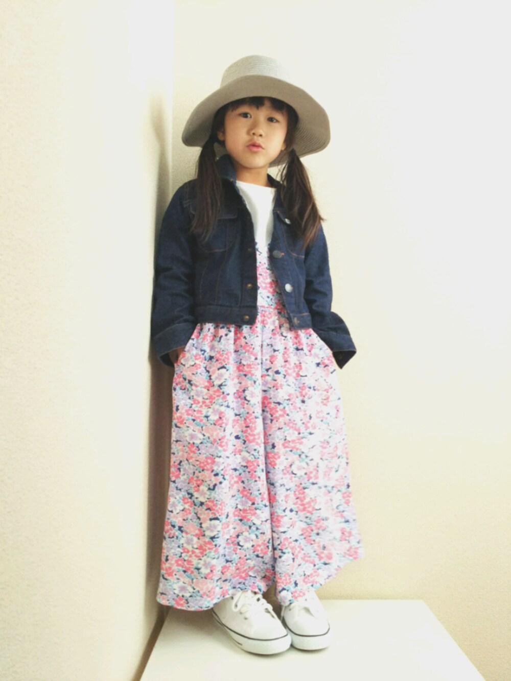 「キッズファッション、サロペット、花柄、デニムジャケット、コンバース、GU」｜「BRANSHESのテンセルデニム/花柄サロペット（サロペット/オーバーオール、ピンク系）」を使った、choco★さん（キッズ・110cm）の春コーディネートの1枚目の写真