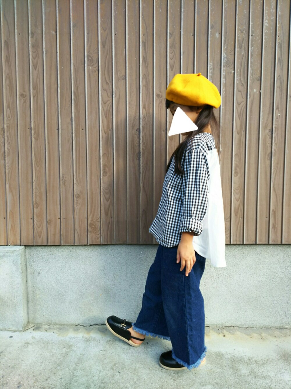 ブラック系のシャツ/ブラウス、ブルー系のその他パンツ、ブラック系のサンダルを着用したキッズの秋コーディネートの1枚目の写真