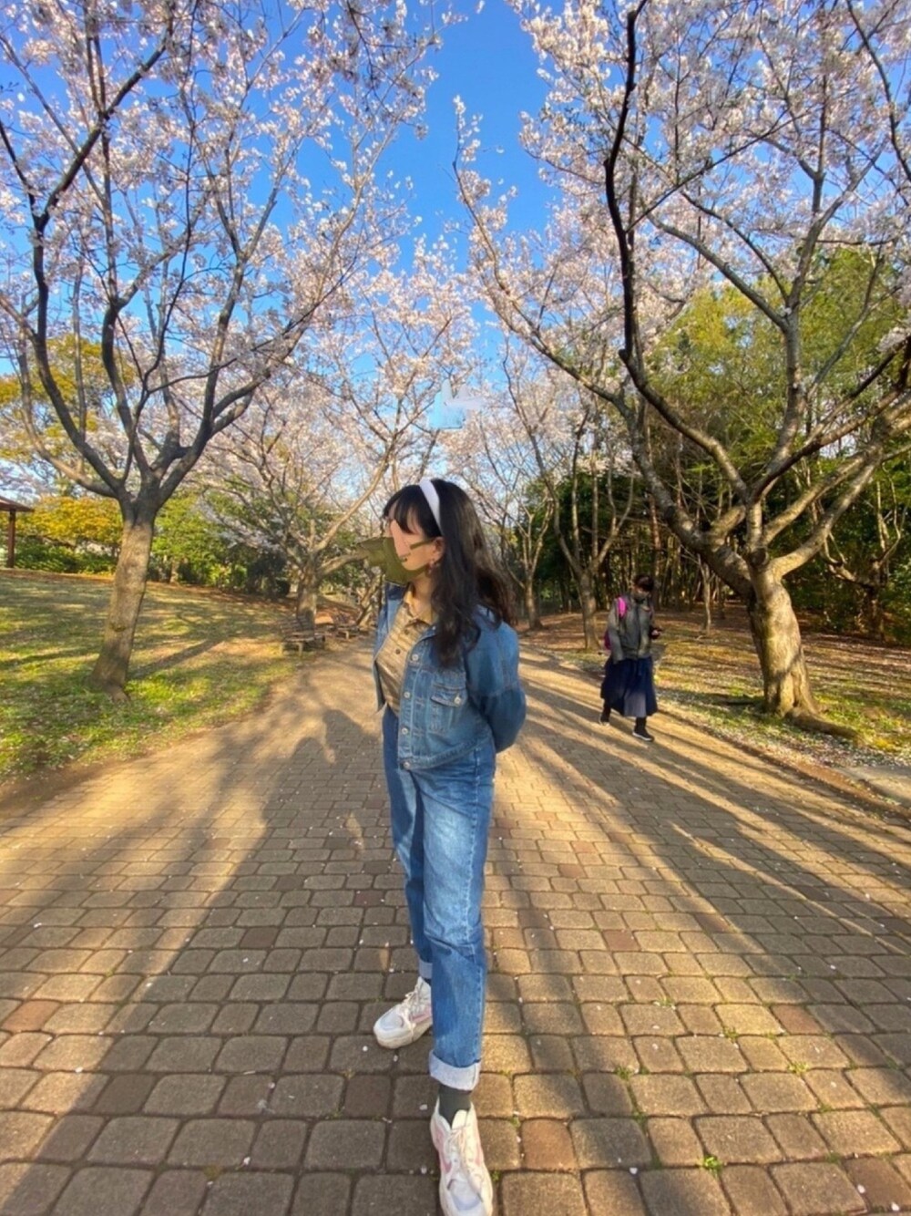 「古着、ジーンズ、カチューシャ、セットアップ風、お花見」｜「pecoclubのアイテム（カチューシャ、ホワイト系）」を使った、ｱﾚｶさん（レディース・159cm）の春コーディネートの1枚目の写真