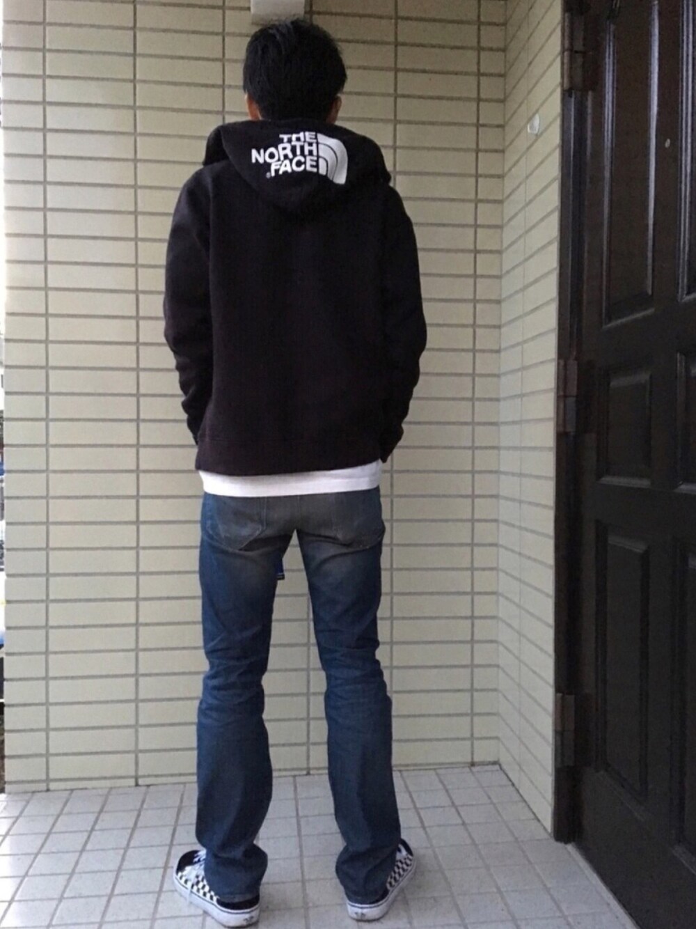 「パーカー、デニム、スニーカー、チェッカーフラッグ、猫背、パステル映える春、白Tシャツ、オールドスクール、ノースフェイス、シンプル」｜「THE NORTH FACEの【THE NORTH FACE】 ザ・ノース・フェイス リアビューフルジップフーディー / Rearview FullZip Hoodie（パーカー、ブラック系）」を使った、ＳＯさん（メンズ・180cm）の春コーディネートの1枚目の写真