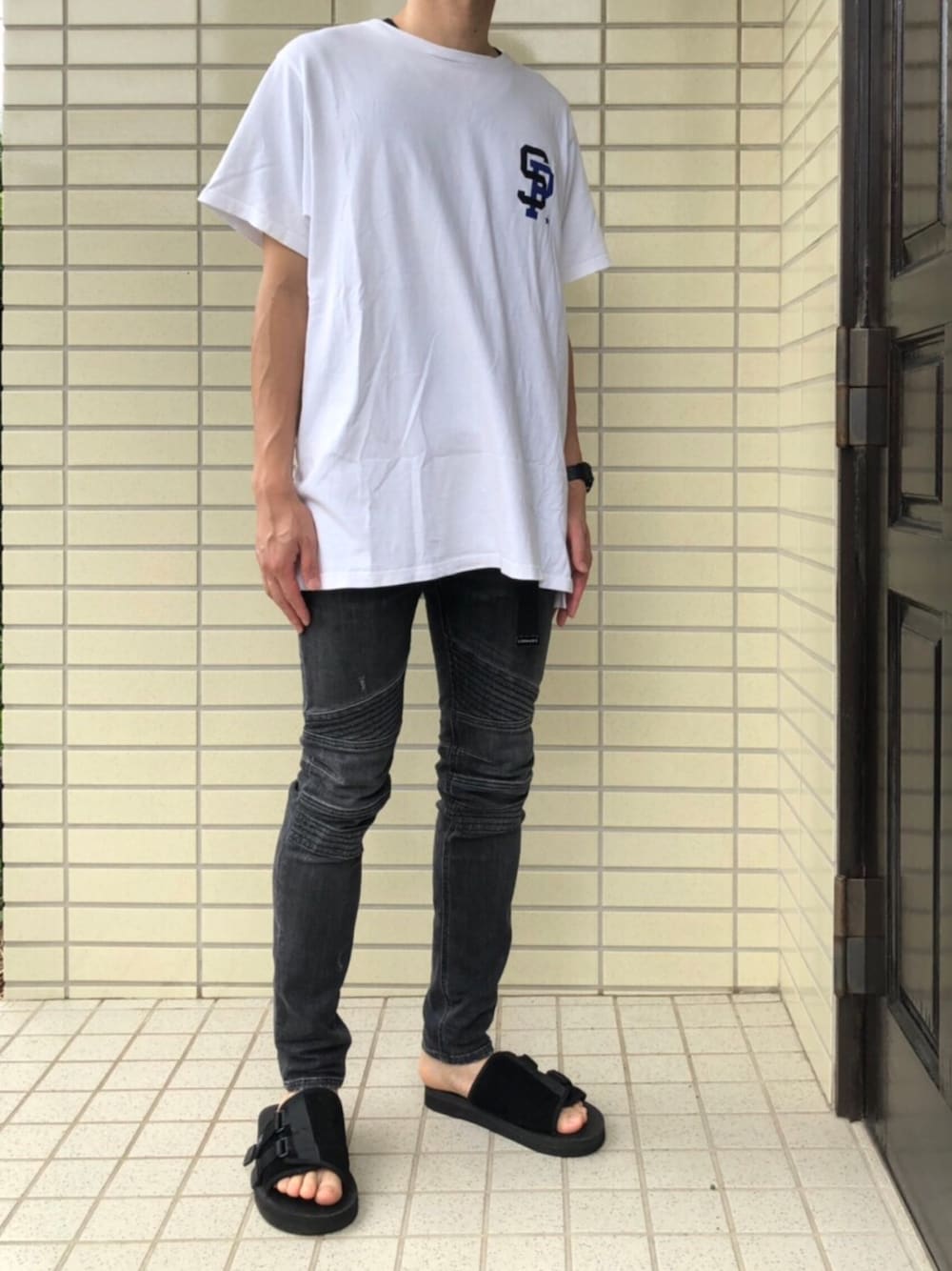 「夏、シンプルコーデ、モノトーン、ビッグT、黒スキニー、スポーツサンダル、SOPHNET.、Diesel、白Tシャツ」｜「NANO universeのAnti Soaked(R) C/R Vneck T（Tシャツ/カットソー、ブラック系）」を使った、ＳＯさん（メンズ・180cm）の夏コーディネートの1枚目の写真