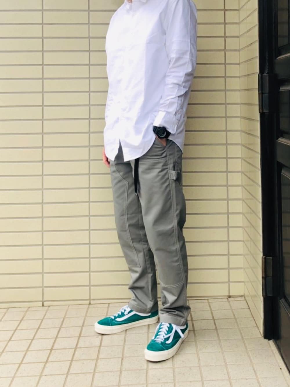 「UNIQLO、stussy、オールドスクール、ストリート、白シャツ、緑、チノパン、スニーカー、シンプル、平成最後のWEARISTAセンバツ」｜「UNIQLOのオックスフォードシャツ（長袖）（シャツ/ブラウス、ホワイト系）」を使った、ＳＯさん（メンズ・180cm）の春コーディネートの1枚目の写真