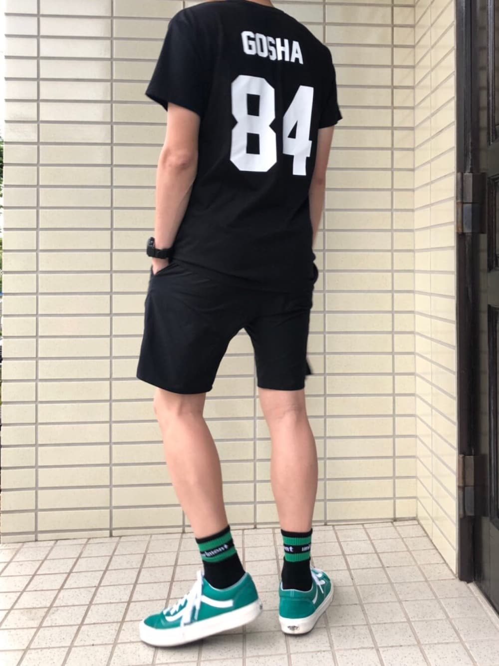 「夏、オールブラック、ショートパンツ、Tシャツ、スニーカー、オールドスクール、カジュアル、VANS」｜「uniform experimentのLINE REGULAR SOCKS（ソックス/靴下、ブラック系）」を使った、ＳＯさん（メンズ・180cm）の夏コーディネートの1枚目の写真