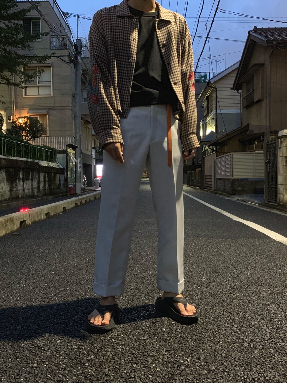 ベージュ系のブルゾン、ブラック系のTシャツ/カットソー、グレー系のチノパンツを着用したメンズの夏コーディネートの1枚目の写真