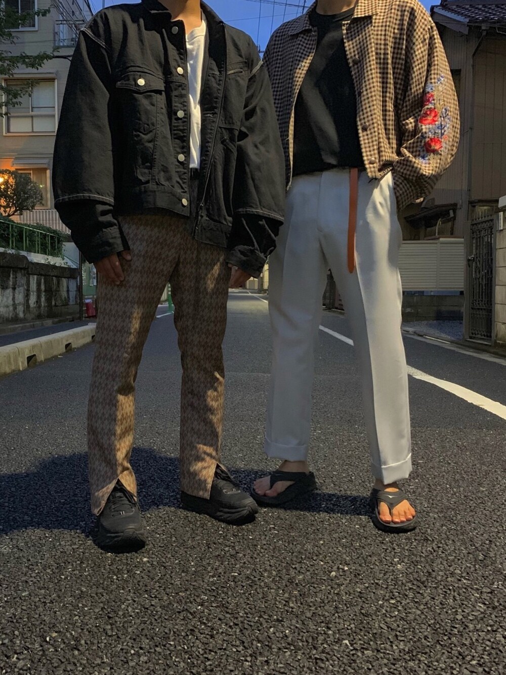 ベージュ系のブルゾン、グレー系のチノパンツ、ブラック系のサンダルを着用したメンズの夏コーディネートの1枚目の写真