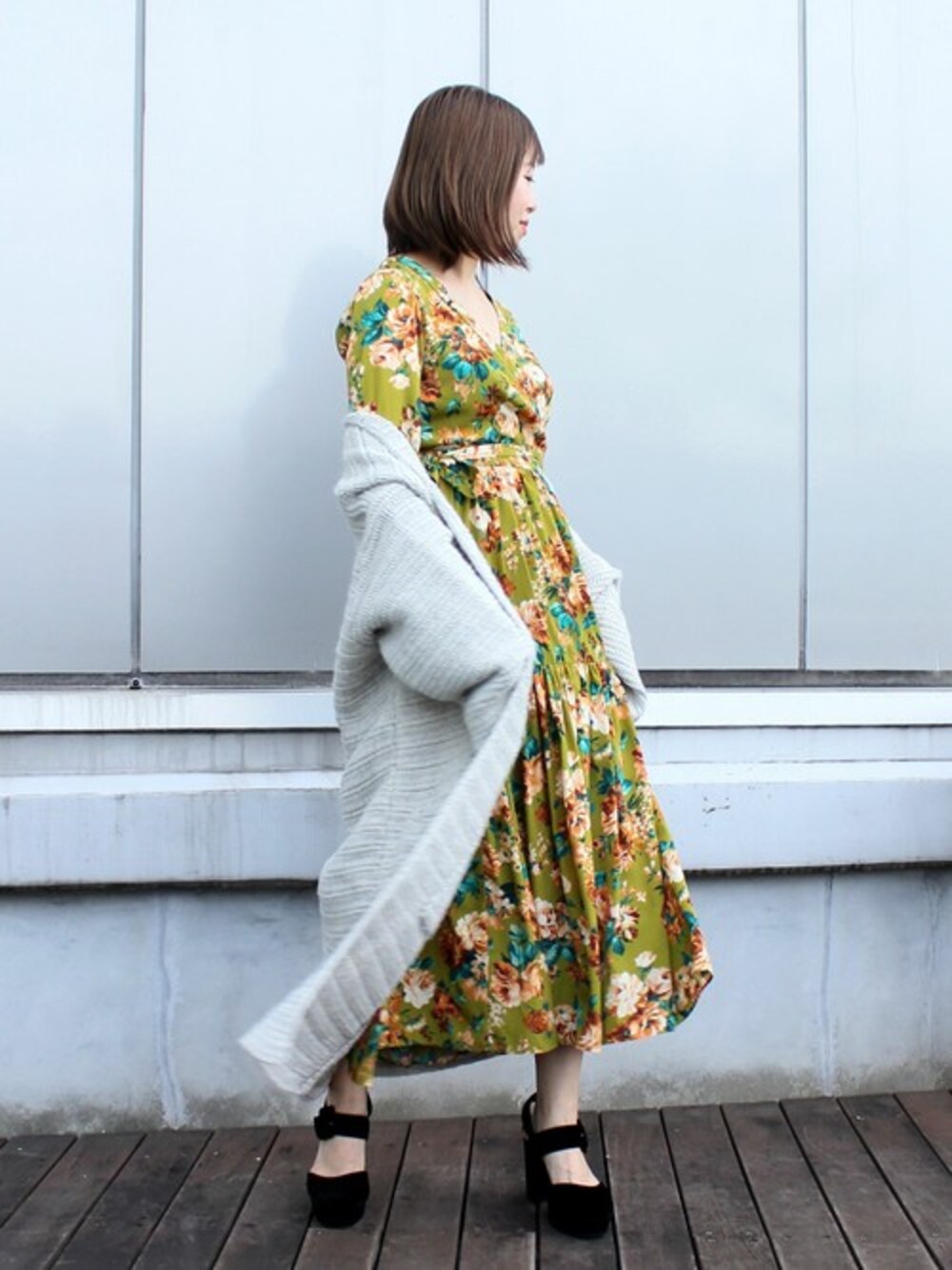 「カーディガン、カシュクール、レトロ、ロングカーディガン、ロングワンピース、花柄ワンピース、低身長、ドロシーズ(DRWCYS)、DRWCYS、ざっくりニットカーディガン」｜「DRWCYSの花柄カシュクールワンピース（ワンピース、イエロー系）」を使った、YUMIさん（レディース・152cm）の秋コーディネートの1枚目の写真