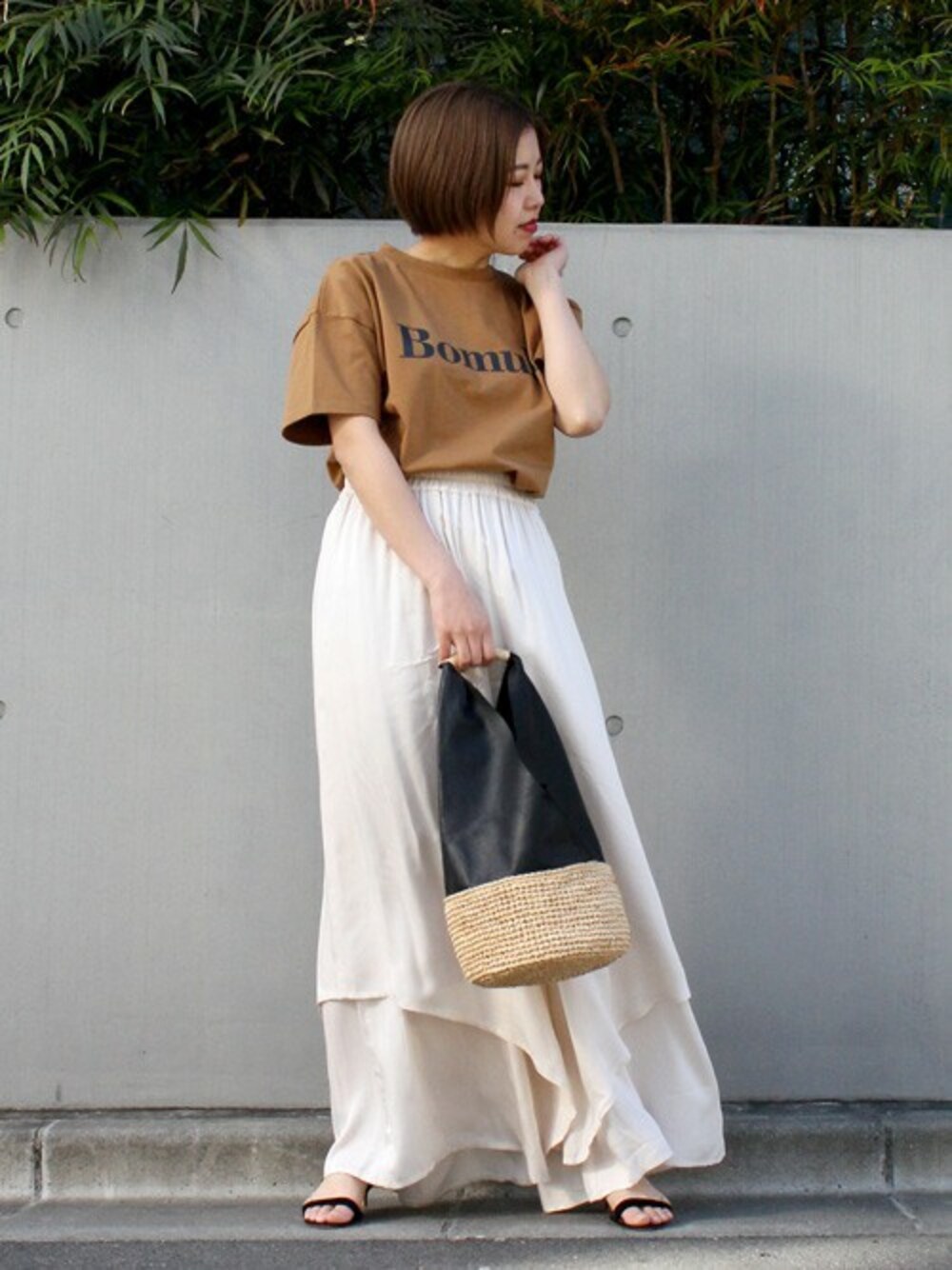 「ロゴT、Tシャツ、イージーパンツ、白パンツ、ガウチョパンツ、シンプルコーデ、かごバッグ、夏コーデ、ドロシーズ(DRWCYS)、DRWCYS」｜「DRWCYSのBomullプリントTシャツ（Tシャツ/カットソー、イエロー系）」を使った、YUMIさん（レディース・152cm）の春コーディネートの1枚目の写真