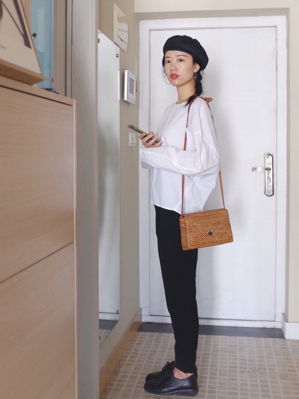 「ootd、白T、复古、日系极简、黑白搭配」｜「COSのアイテム（スラックス、ブラック系）」を使った、PDさん（レディース・167cm）の夏コーディネートの1枚目の写真