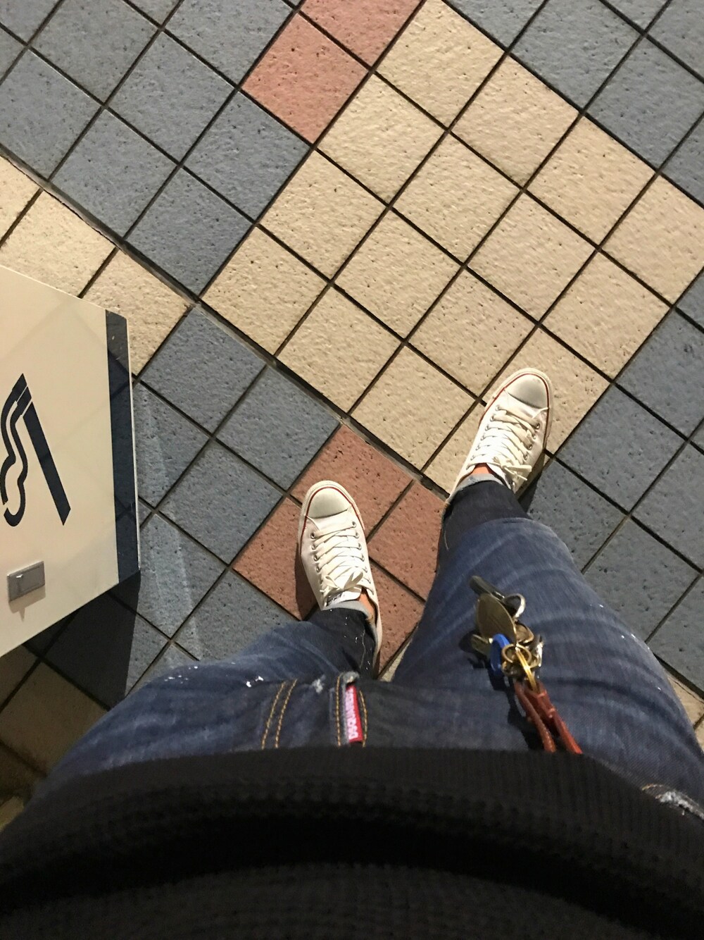 「シンプル、シンプルコーデ、ワンポイントブランド、大人カジュアル、休日スタイル、デニムパンツ、ラフ、ootd、デニム」｜「CONVERSEのCONVERSE コンバース ALL STAR OX オールスター オックス　（スニーカー、ホワイト系）」を使った、kさん（メンズ・178cm）の秋コーディネートの1枚目の写真
