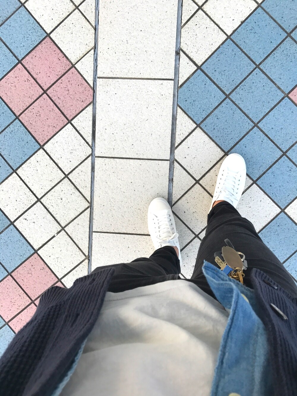 「休日スタイル、冬、シンプル、今日のコーデ、UNIQLO、ニット、GU、黒スキニー、カジュアル、オトナカジュアル」｜「UNIQLOのMEN スーピマコットンクルーネックT（半袖）（Tシャツ/カットソー、ホワイト系）」を使った、kさん（メンズ・178cm）の秋コーディネートの1枚目の写真