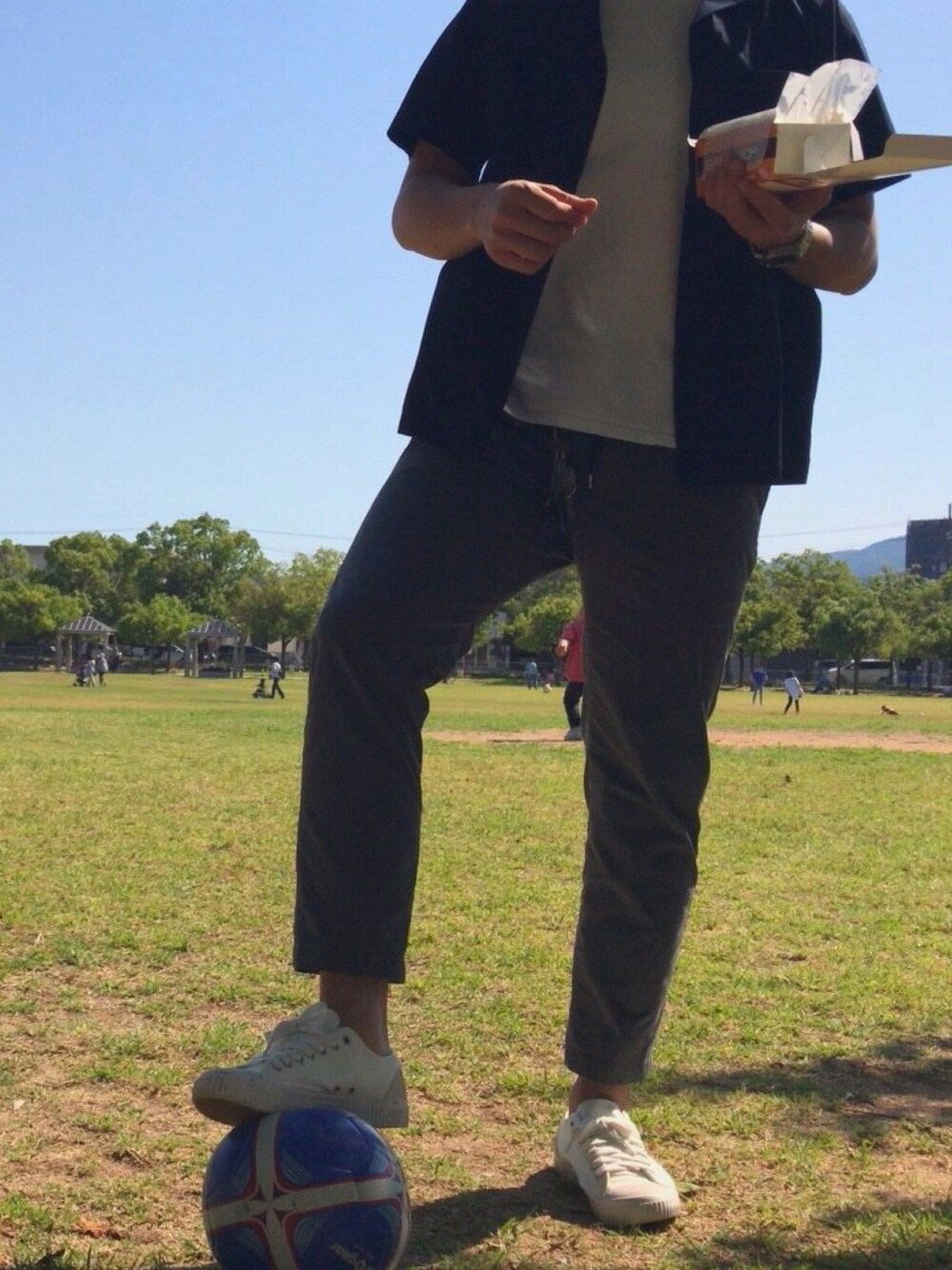「シンプルスタイル、開襟シャツ、白、シンプル、シンプルコーデ、公園、公園スタイル」｜「URBAN RESEARCH DOORSのイージーケアオープンカラーシャツ（シャツ/ブラウス、ブルー系）」を使った、kさん（メンズ・178cm）の夏コーディネートの1枚目の写真