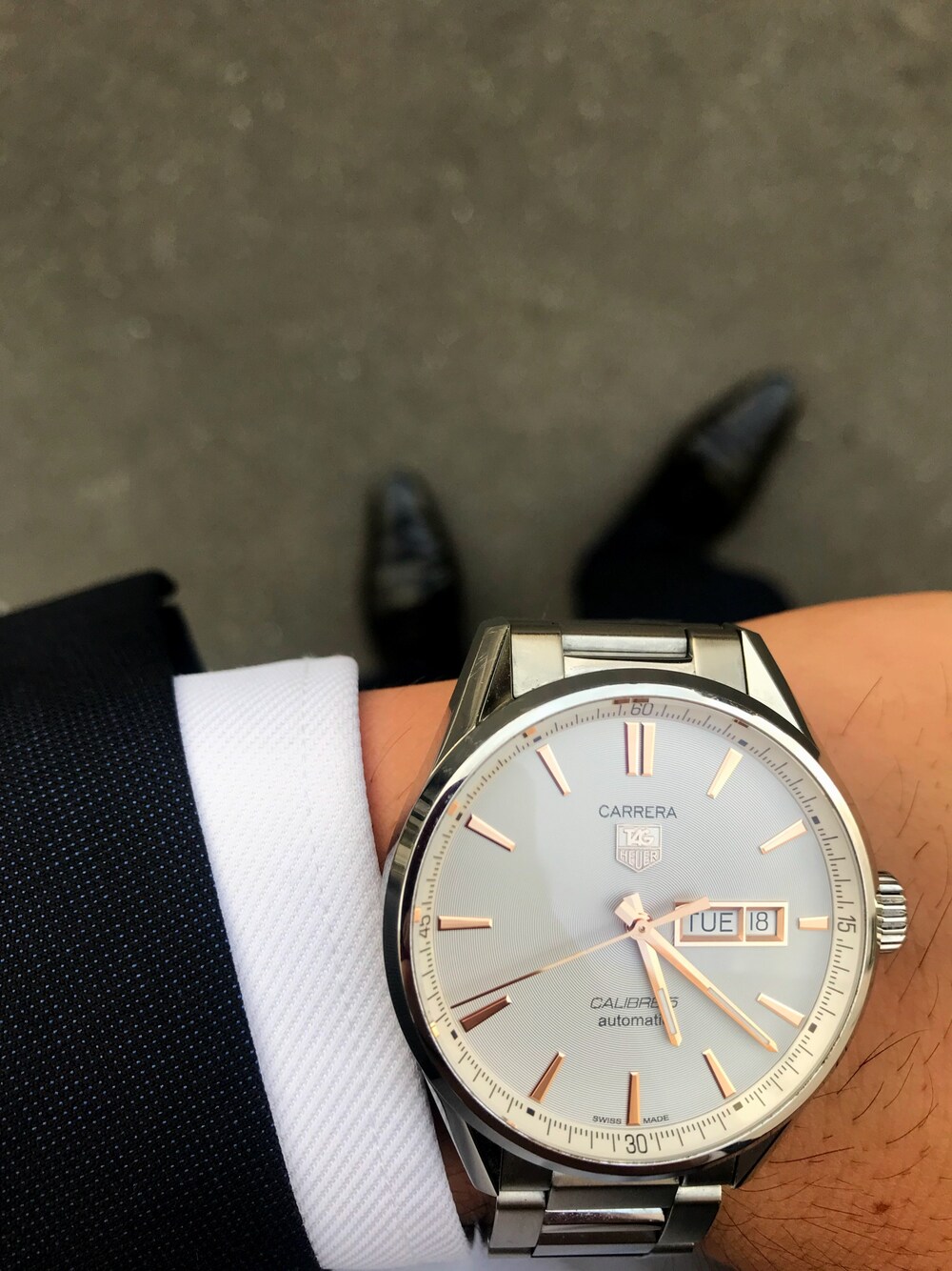 「仕事スタイル、営業マン、ワンポイントブランド、スーツスタイル、ノーネクタイ、ビジネススタイル」｜「TAG Heuerのアイテム（アナログ腕時計、シルバー系）」を使った、kさん（メンズ・178cm）の秋コーディネートの1枚目の写真