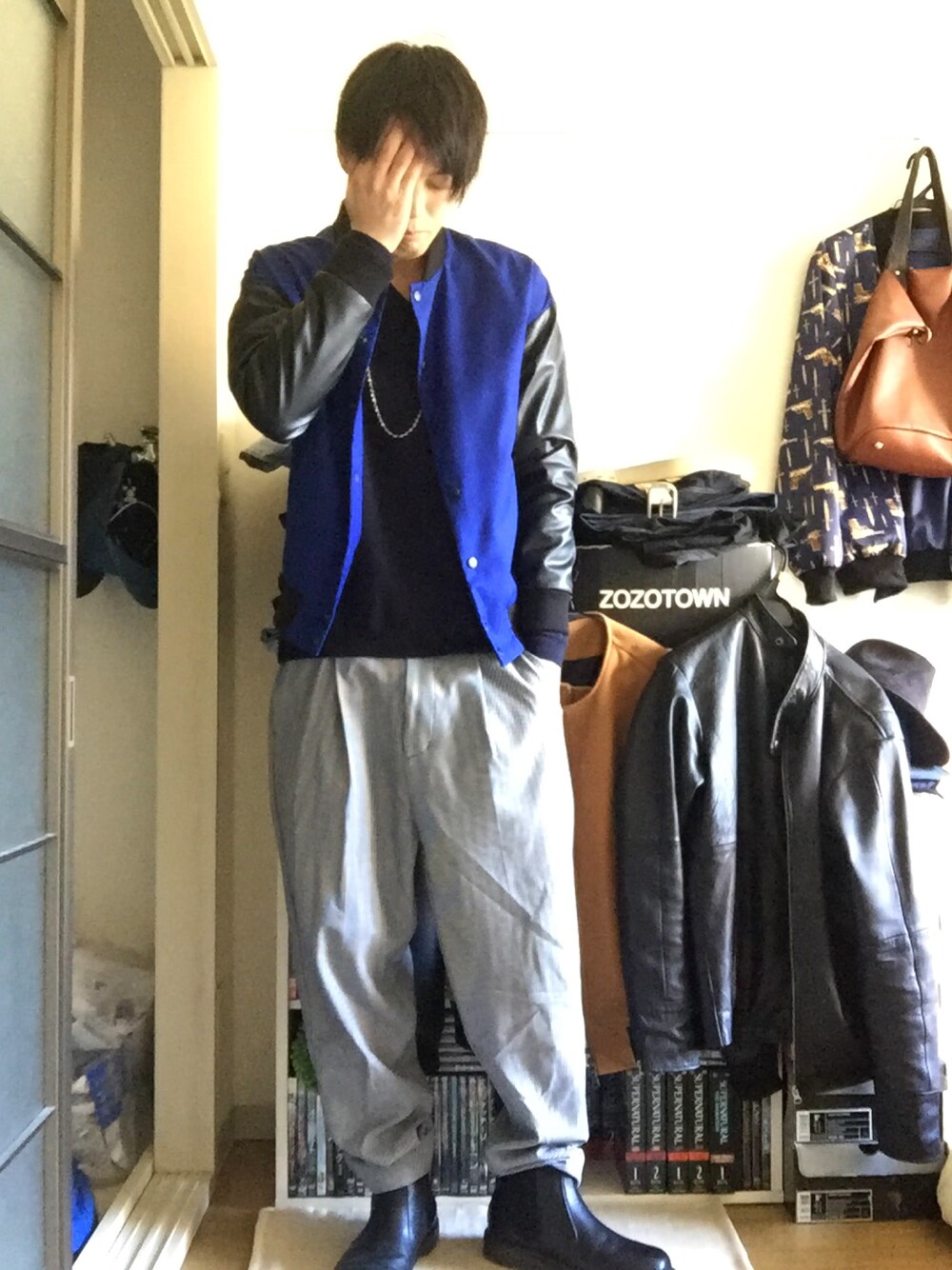 ブルー系のスタジャン、ブルー系のニット/セーター、グレー系のその他パンツを着用したメンズの冬コーディネートの1枚目の写真
