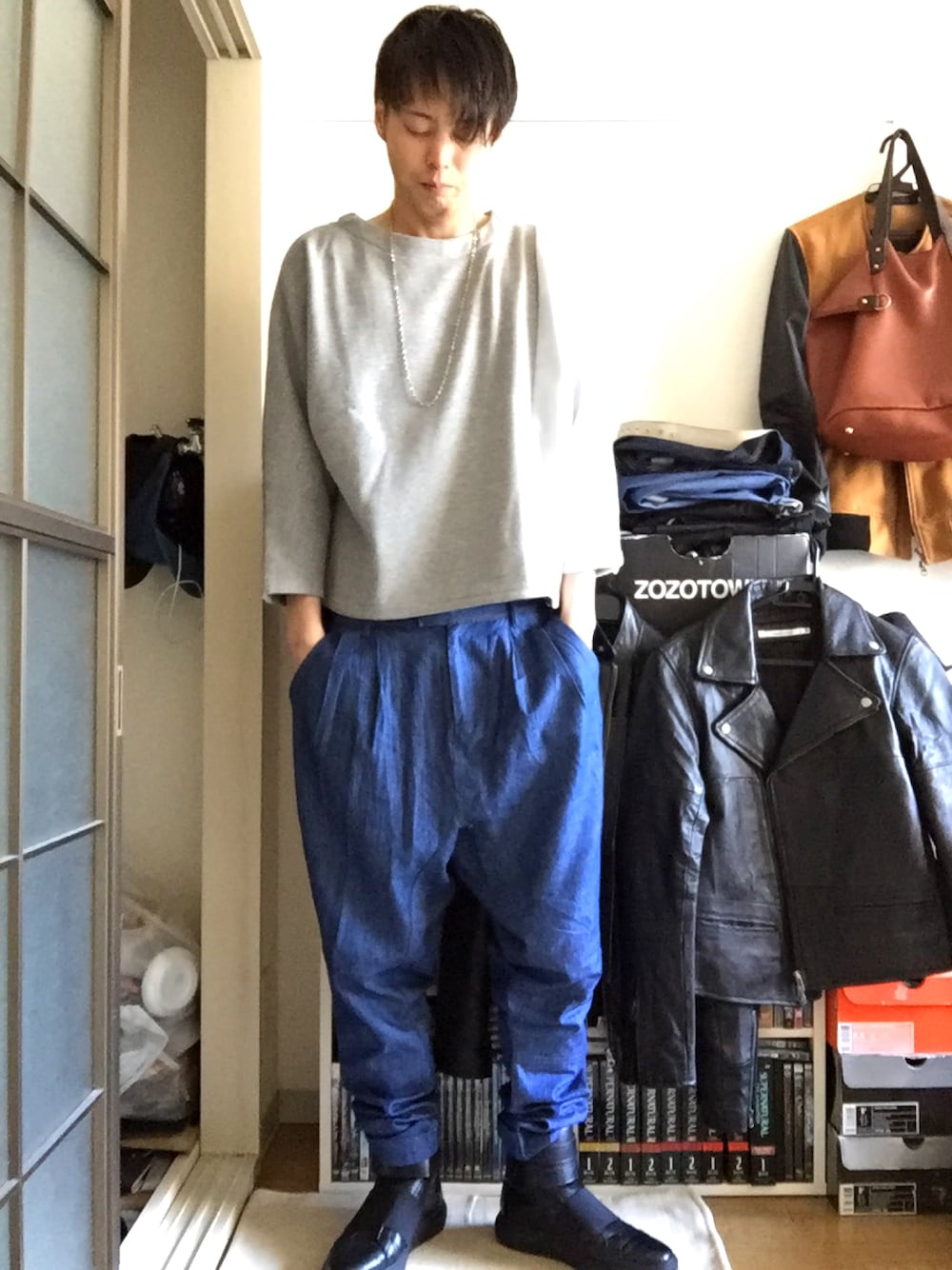 グレー系のTシャツ/カットソー、ブルー系のその他パンツ、ブラック系のスニーカーを着用したメンズの春コーディネートの1枚目の写真