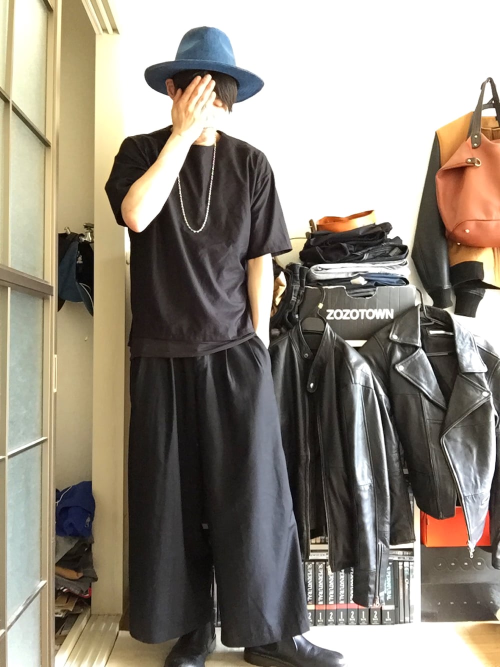 ブラック系のTシャツ/カットソー、ブラック系のタンクトップ、ブラック系のその他パンツを着用したメンズの春コーディネートの1枚目の写真